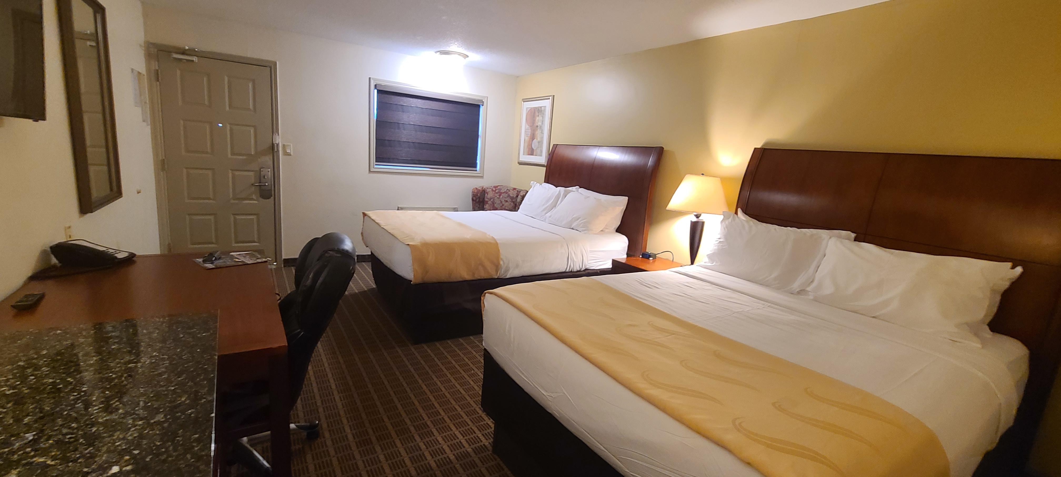 Quality Inn & Suites 1000 Islands Гананокве Экстерьер фото
