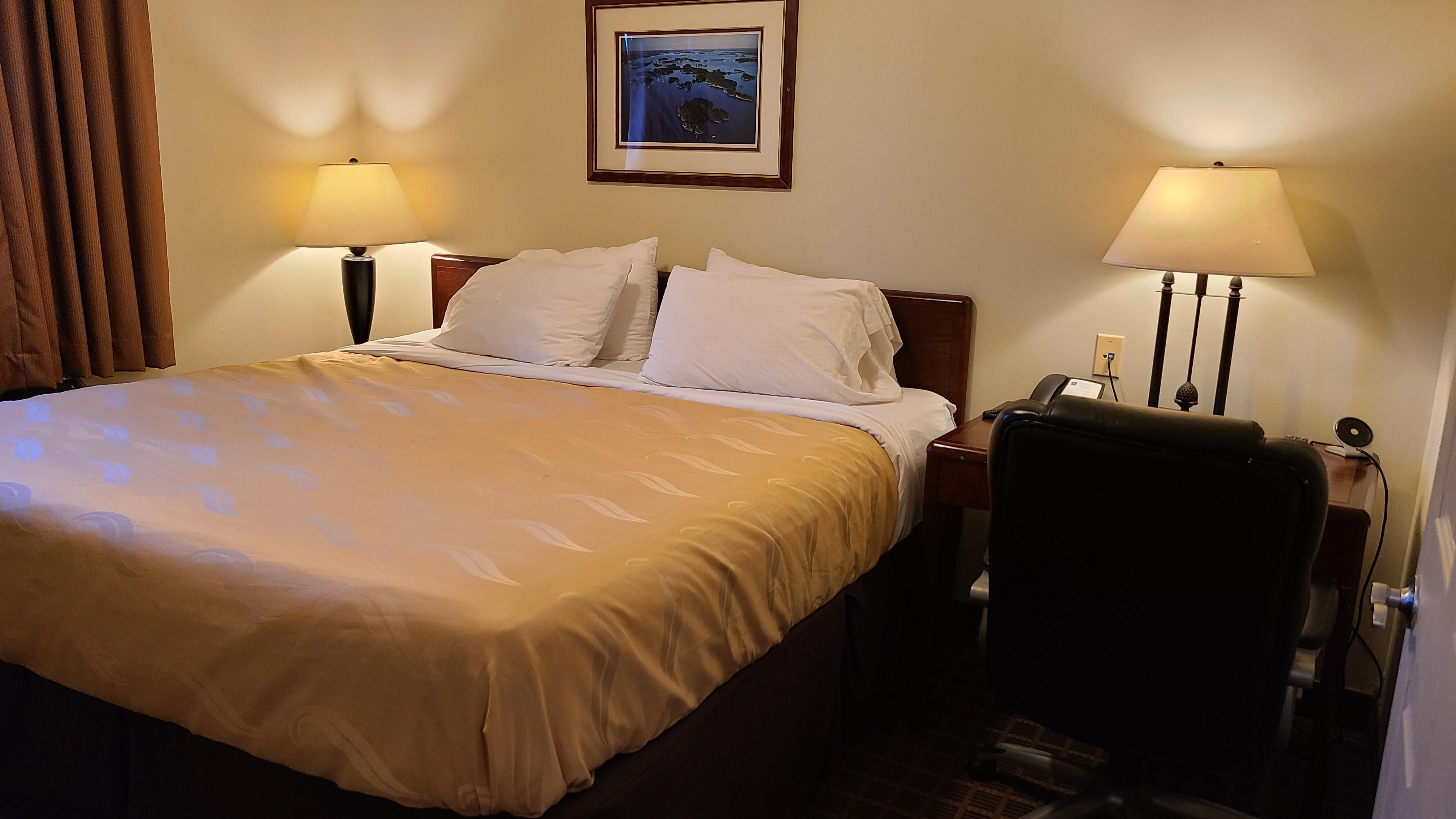 Quality Inn & Suites 1000 Islands Гананокве Экстерьер фото