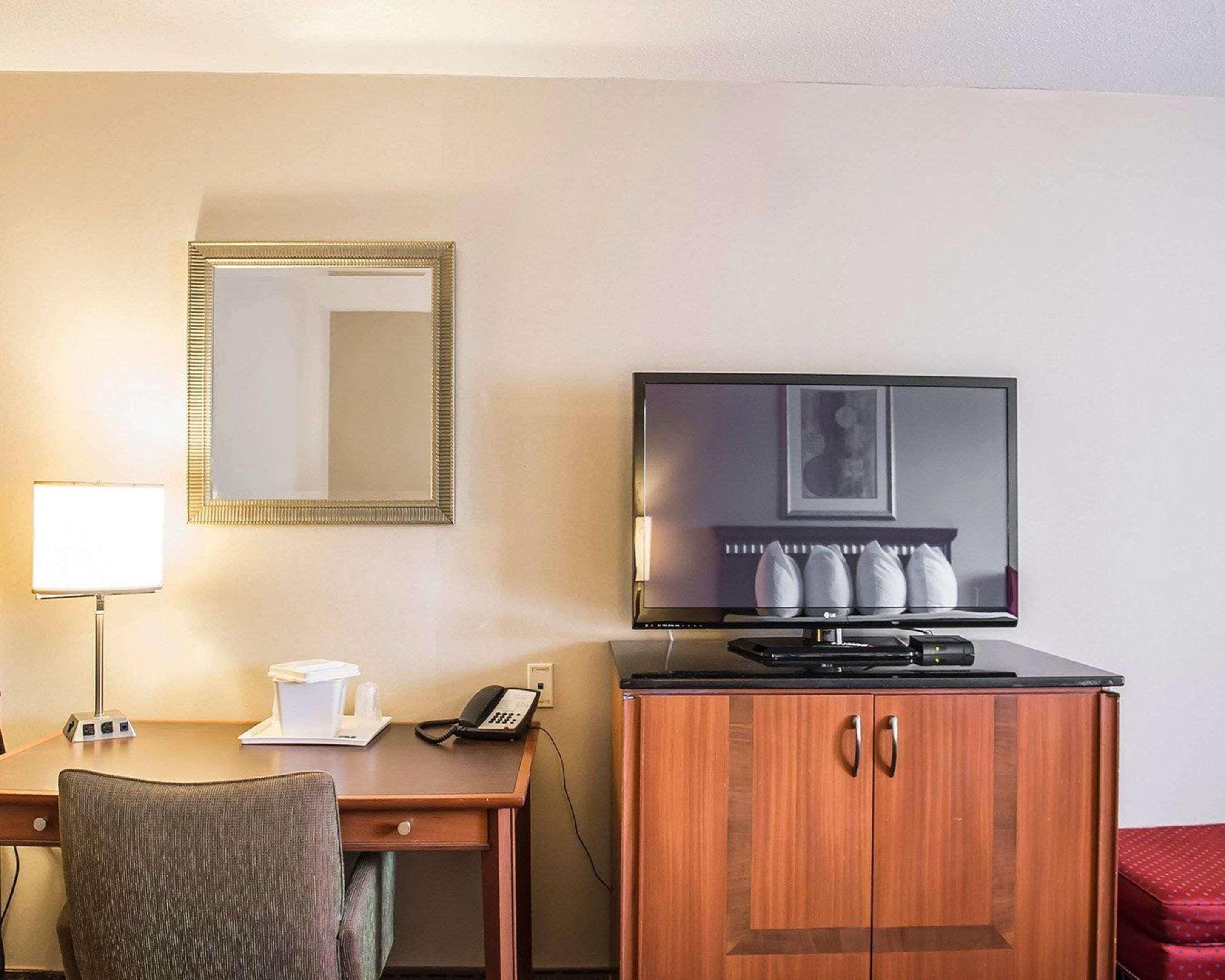 Quality Inn & Suites 1000 Islands Гананокве Экстерьер фото
