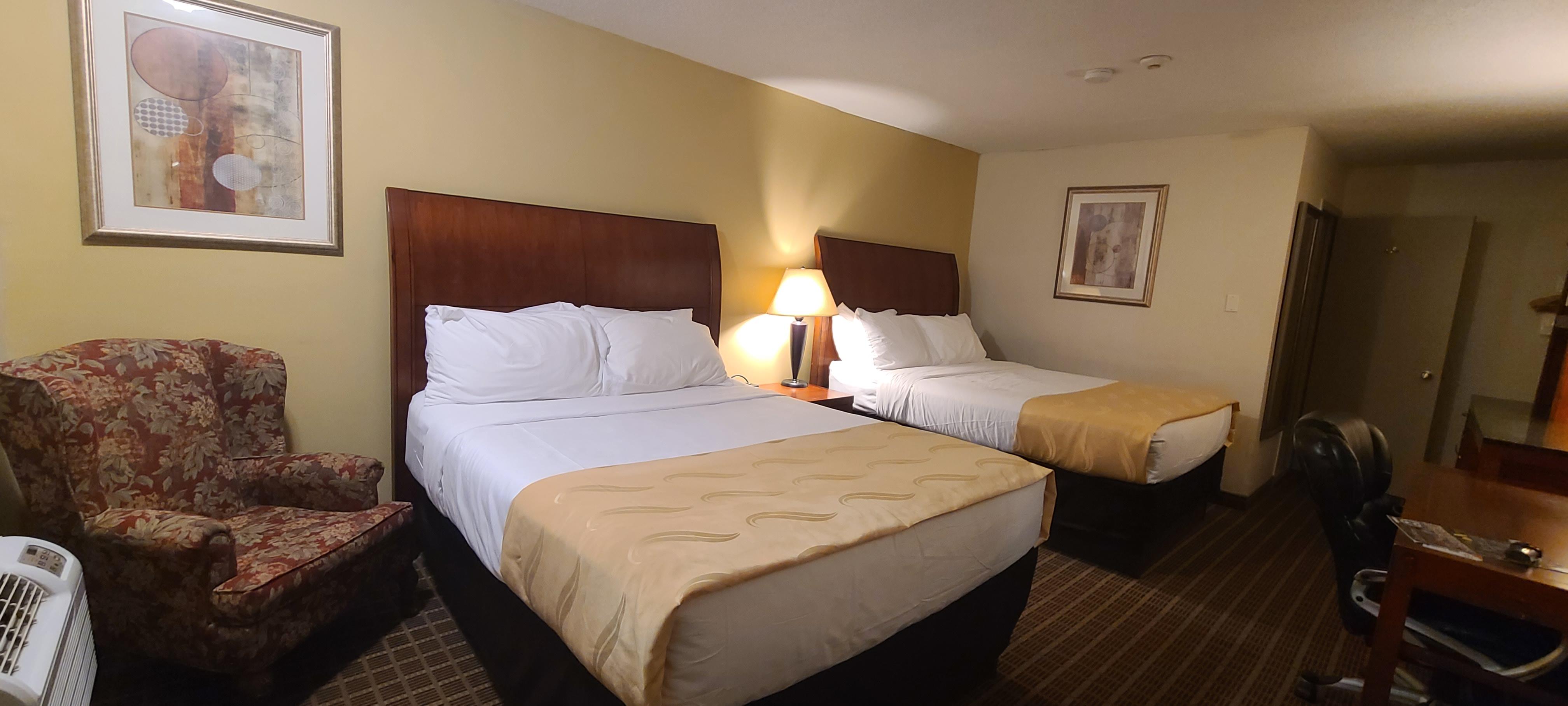 Quality Inn & Suites 1000 Islands Гананокве Экстерьер фото