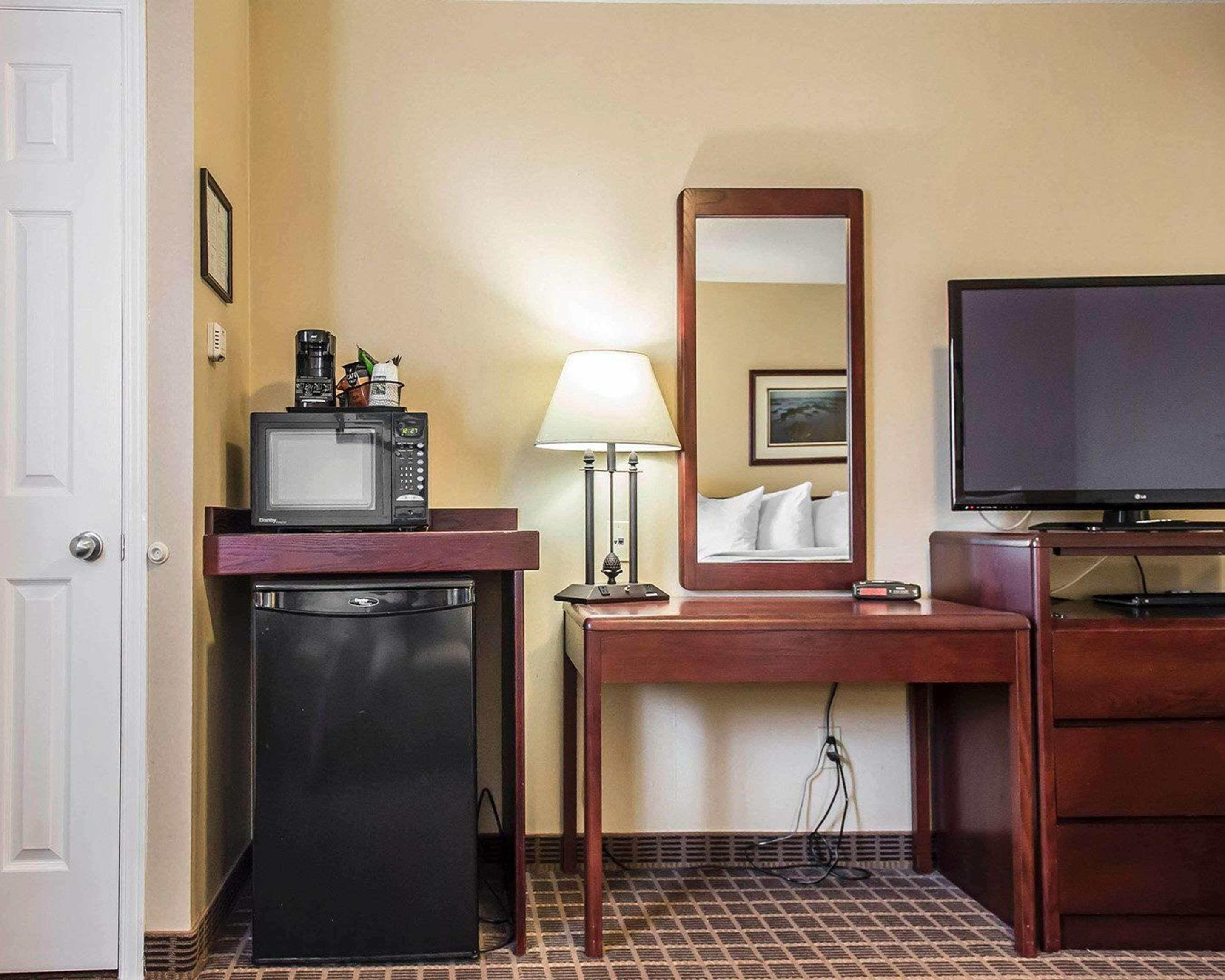 Quality Inn & Suites 1000 Islands Гананокве Экстерьер фото